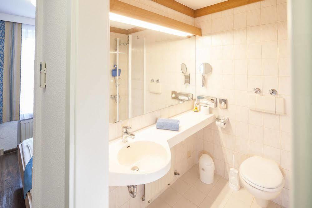Hotel Blauer Karpfen Oberschleißheim Dış mekan fotoğraf
